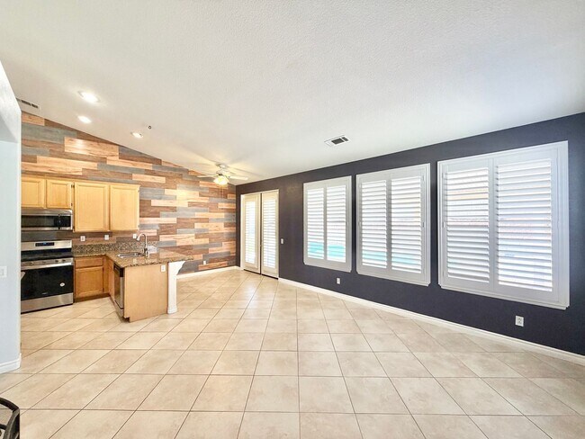 Building Photo - Move-In Ready 3 Bedroom 2 Bathroom Hemet Pool Home with Solar