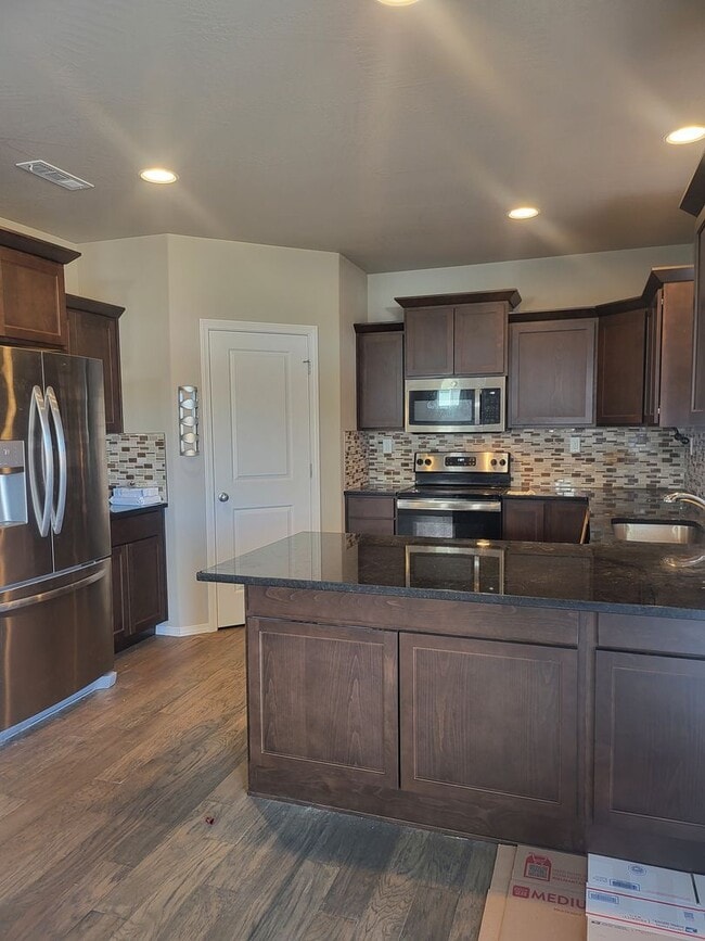 Building Photo - Beautiful 5 bedroom 3 bath home in Mae Valley area of Moses Lake