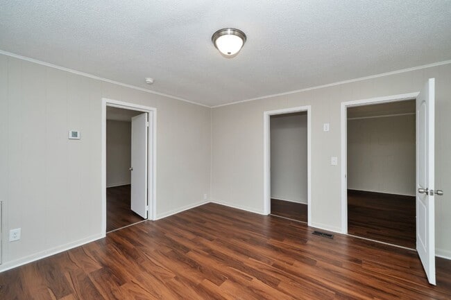 Building Photo - Holiday Leasing Special! Sign by 11/26 & L...