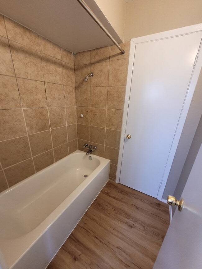 Building Photo - 4 bed 1.5 bath move in ready