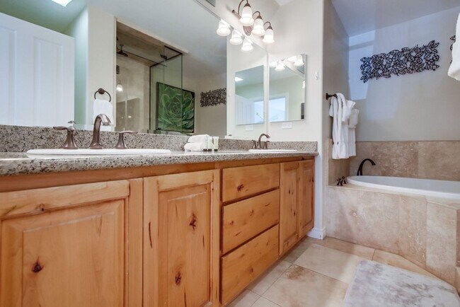 Building Photo - Steps From The Beach w/ All Utilities Included Available Jan - May 2025