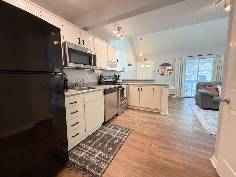 Building Photo - 2738 Brownsboro Rd