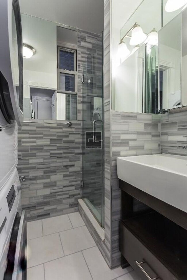 Building Photo - Mott Street