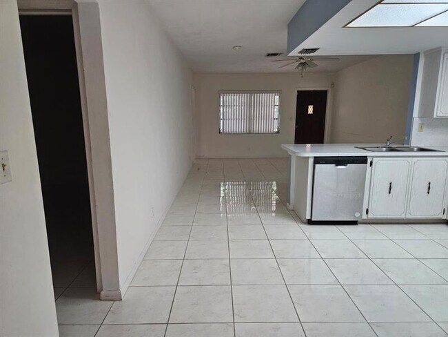 Building Photo - 7904 NW 70th Ct