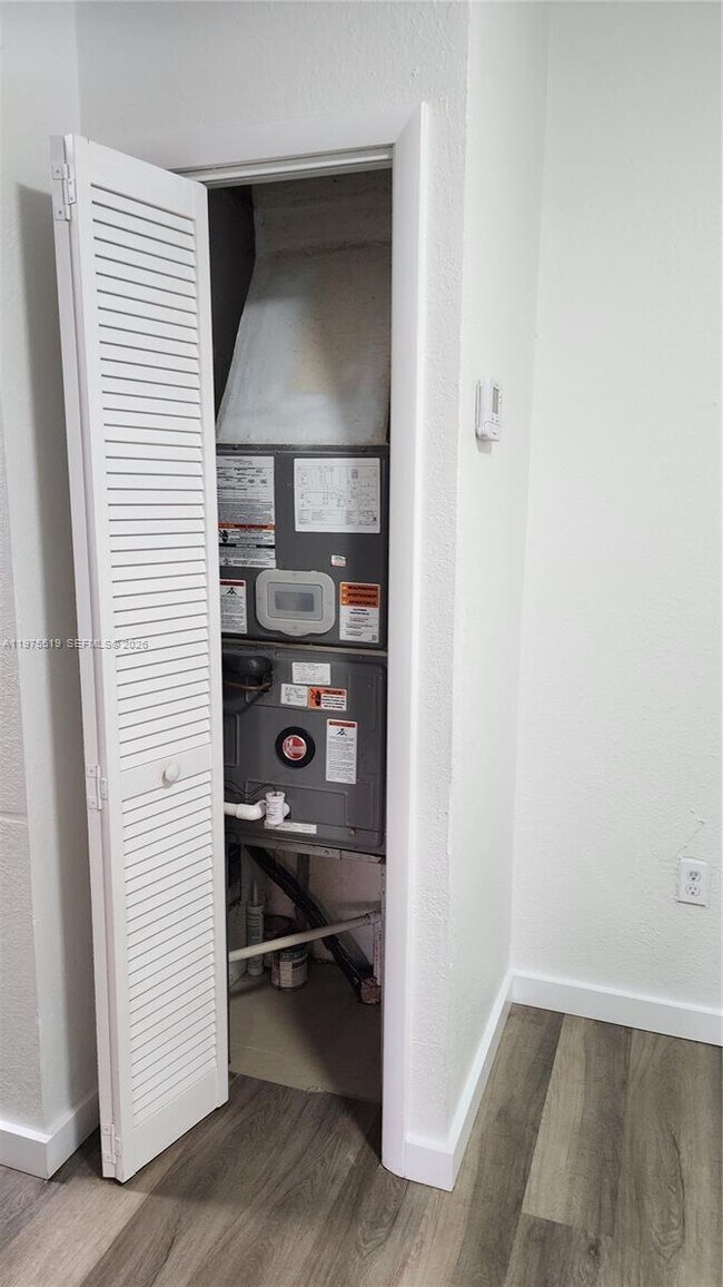 Building Photo - 1726 SW 25th Ave