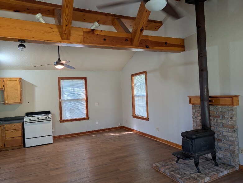 Building Photo - 10607 FM 2767