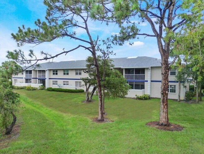Building Photo - 1508 SE Royal Green Cir