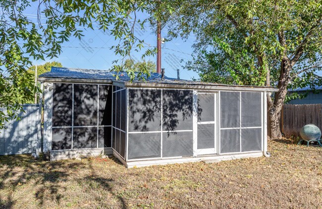 Building Photo - Cozy 2/BR 2/BA One-Level Home with Sunroom & Stainless Steel Kitchen