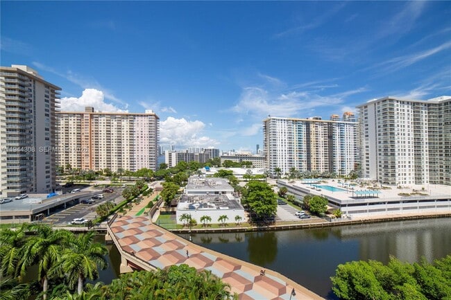 Building Photo - 17150 N Bay Rd