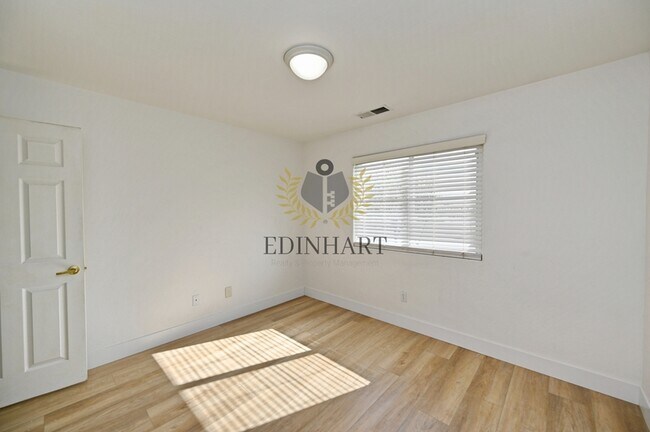 Building Photo - 6083 E Andrews Ave