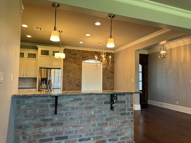 Building Photo - Gated community with community POOL!!!!