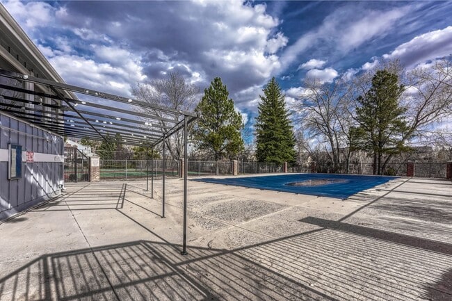 Building Photo - Move-In Ready Townhome with Garage & Great Amenities!