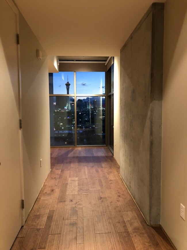 Building Photo - Gorgeous Juhl Loft unit for lease!!