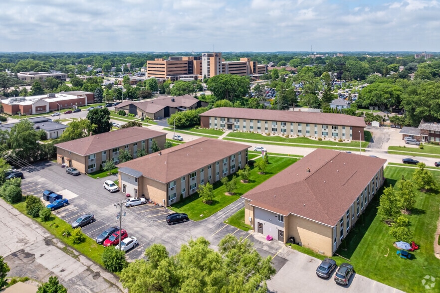 Aerial Photo - Lake Pointe Apartment Homes