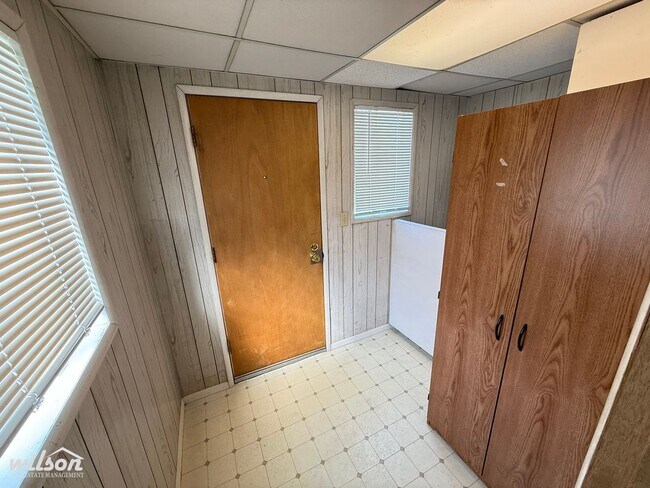Building Photo - 704 N Naches Ave