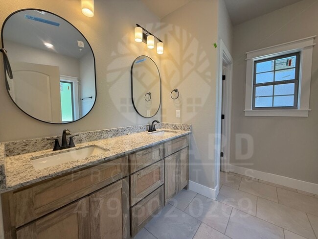 Building Photo - Single-Family Home- 3 Bed/ 2 Bath  Bella V...