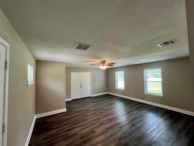 Building Photo - 17 N Linnwood Dr