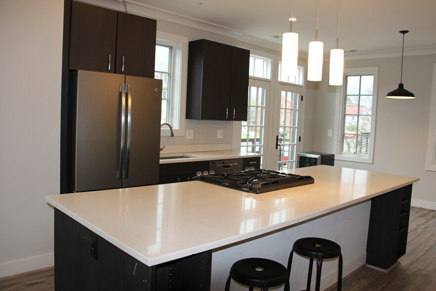Building Photo - 904 N Buchanan Ct