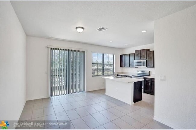 Building Photo - Beautiful Townhouse 3 -2.5 baths