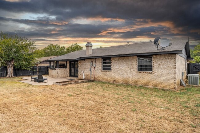 Building Photo - Fully Furnished Rental