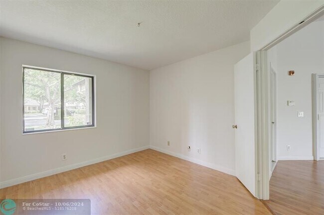 Building Photo - 9200 Chelsea Dr S