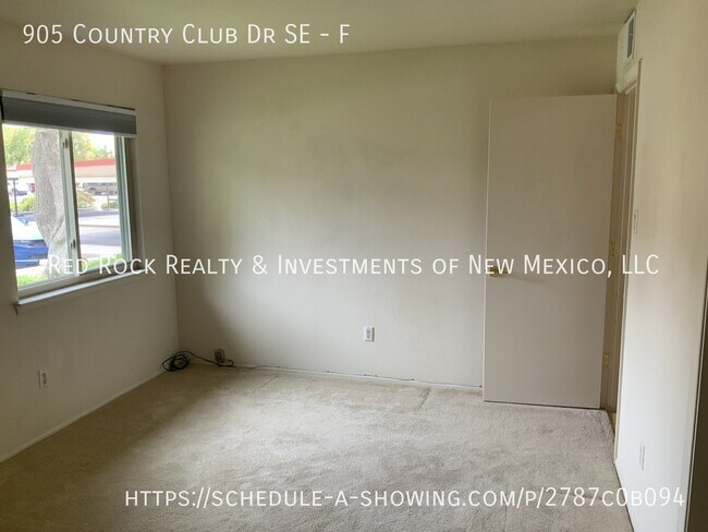 Building Photo - 905 Country Club Dr SE