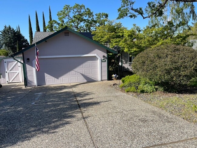 Building Photo - Oroville-Furnished-Turnkey-3 bedroom 2 bath home, hot tub, gazebo, landscaped yard, solar