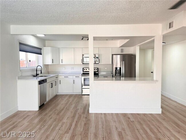 Building Photo - Stylish 4-Bed Home with Pool, Spa & No HOA...