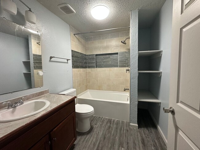 Building Photo - Introducing a charming 3-bedroom, 1.5 bath...