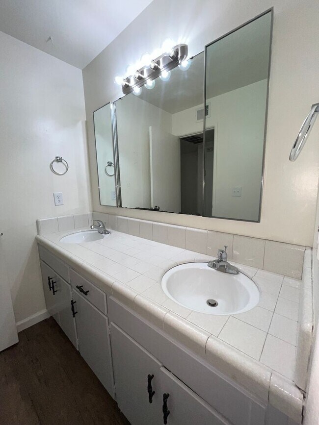 Building Photo - 4061