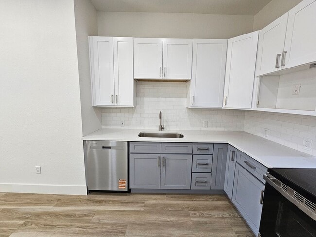 Building Photo - Ready for immediate move in!