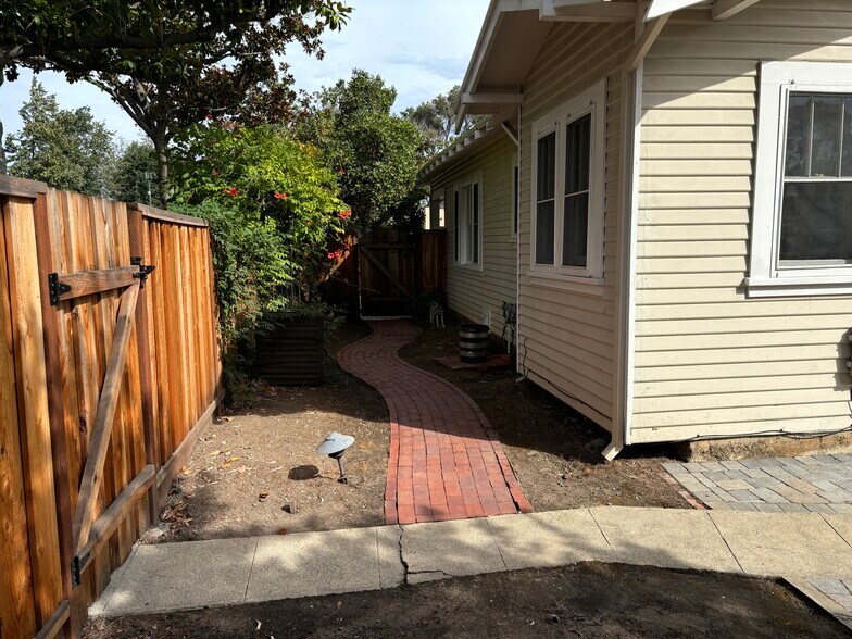Side Yard - 671 Kingsley Ave