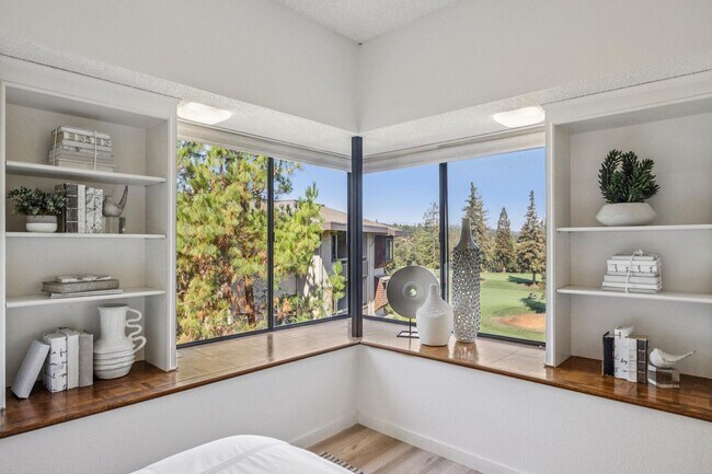 Building Photo - Elegant 2BR Condo with Golf Course Views i...