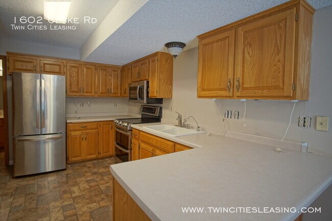 Building Photo - NEW: Carpet and paint throughout!  3 Beds ...