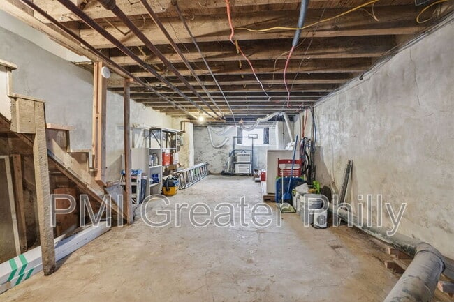 Building Photo - 1916 S Salford St