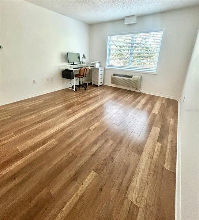 Building Photo - 406 W Azeele St