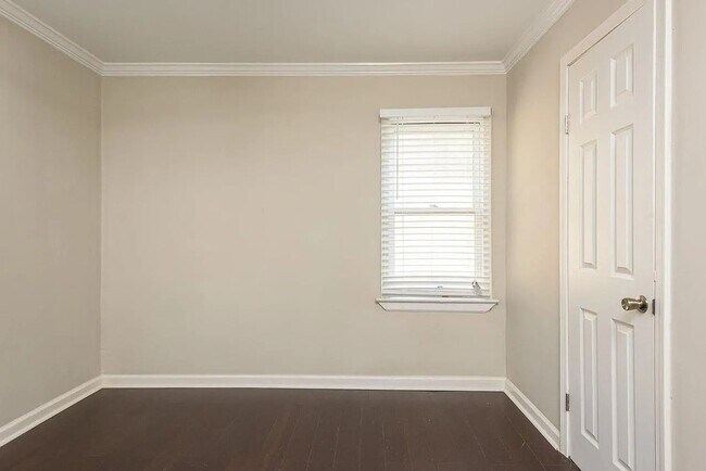 Building Photo - Cozy 2BR Home —1 minute from North Shore / Downtown