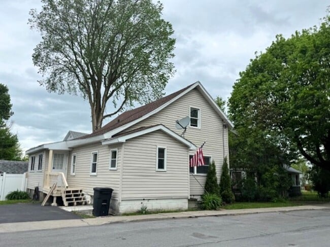 Primary Photo - 289 Howk St