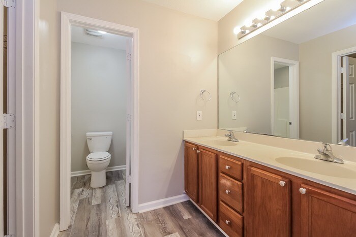 Building Photo - 200 Crescent Creek Ct