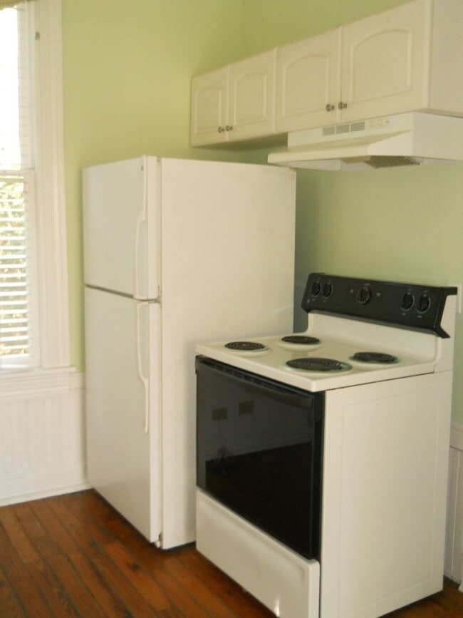 Building Photo - Beautiful, well maintained older home in t...
