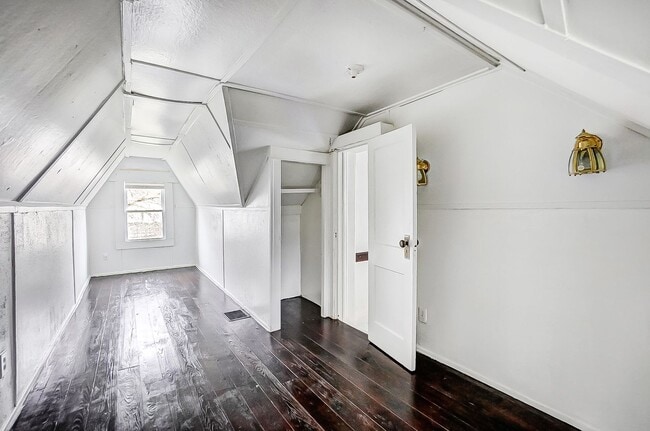 Building Photo - Cozy 3 bedroom w/backyard