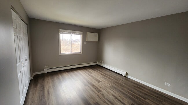 Building Photo - 400 Echo Ln