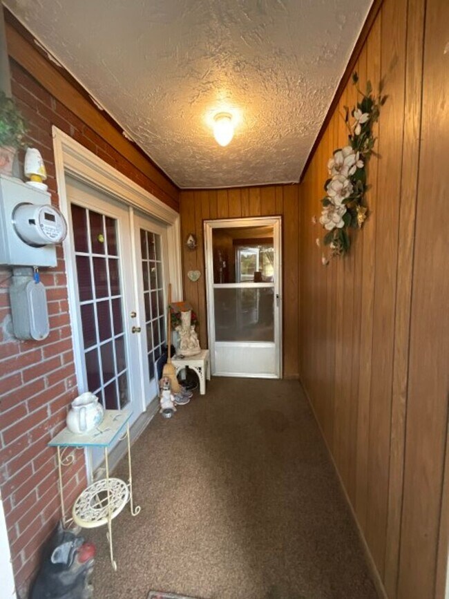 Building Photo - Furnished - 2 bed/1 bath basement apartment