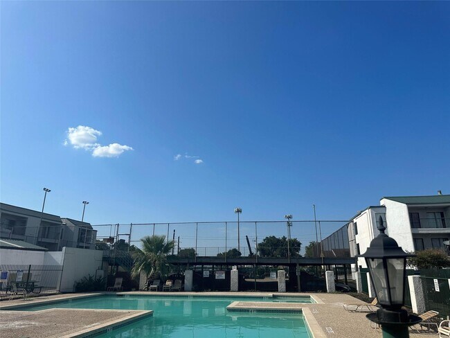 Building Photo - 2820 S Bartell Dr