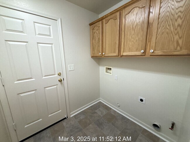 Building Photo - $400 MOVE IN BONUS! Fantastic 3 Bed, 2 Bat...