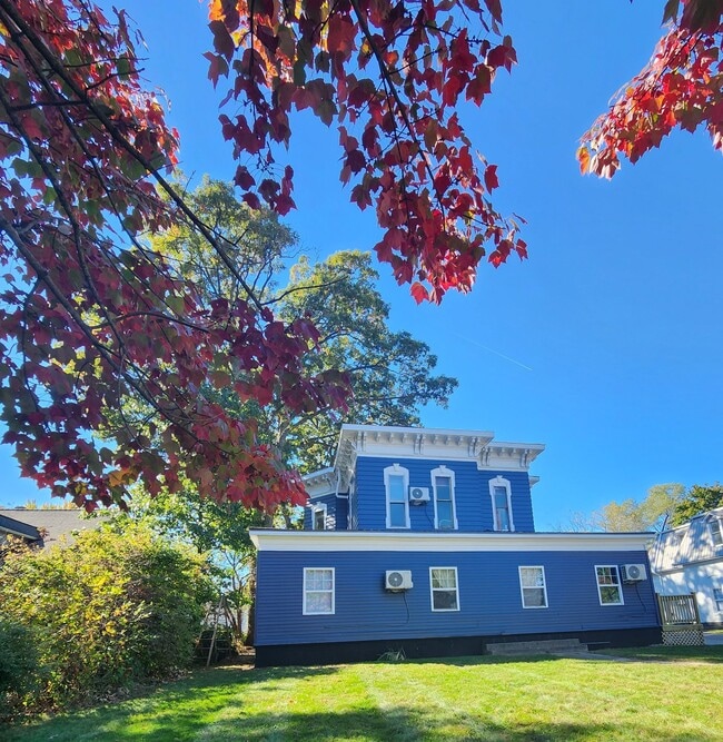 Building Photo - Large one bedroom one bath upstairs apartment