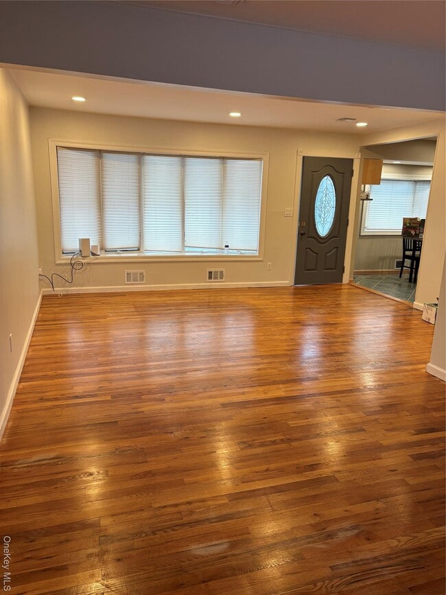 Building Photo - 23 W Court Dr