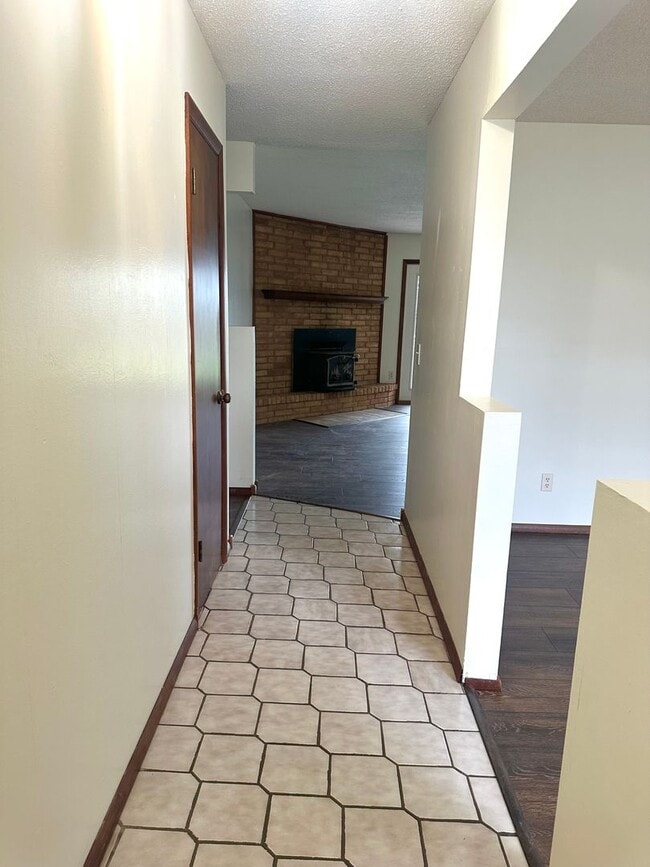 Building Photo - Welcome To Your Spacious Oasis!