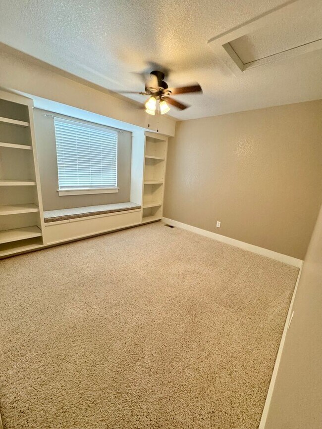 Building Photo - 915 Ridge Runner Dr
