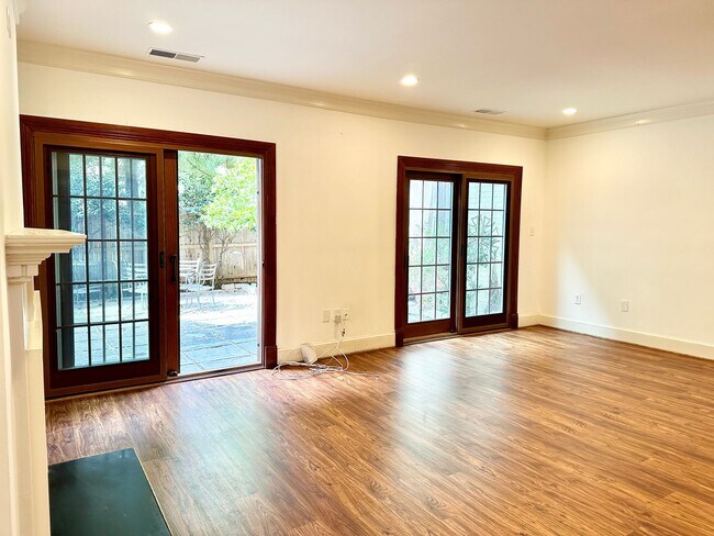Building Photo - Sutton Place - 3 beds 2.5 baths!  Parking!...
